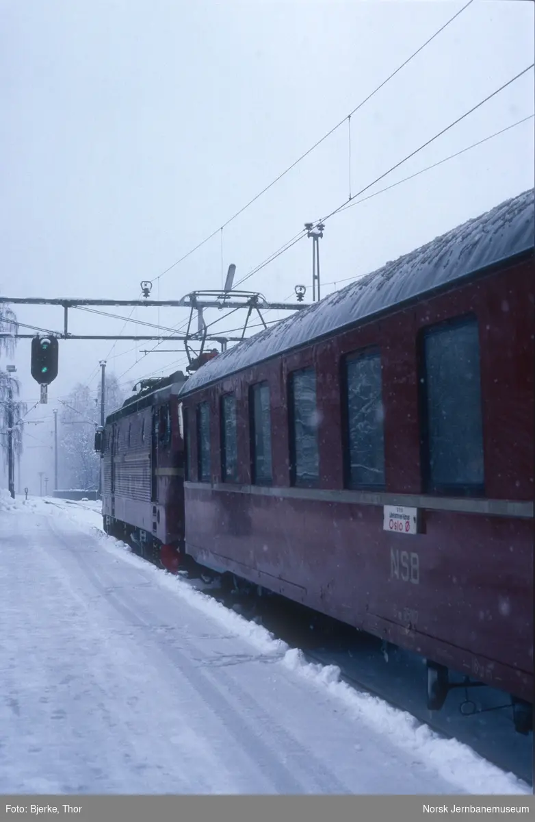 Tog 308 Otta-Oslo klar for avgang på Lillehammer stasjon, trukket av El 16