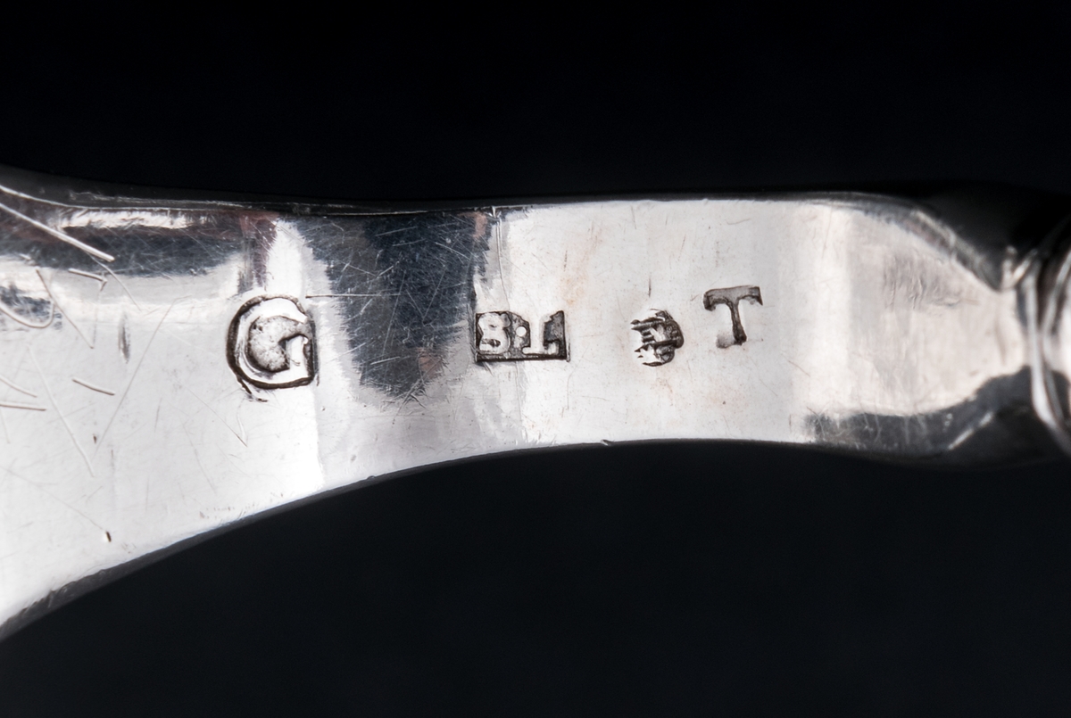 Soppslev i silver, tillverkad av Samuel Jean Lundahl, 1777. 
Svart skaft med benknopp. Stämplad och märkt " C E D "