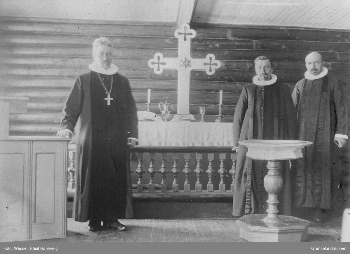 Alteret i Strand skolekapell. Fra venstre: Biskop Dietrichtson, Prost Opdahl og Sogneprest Le Maire.