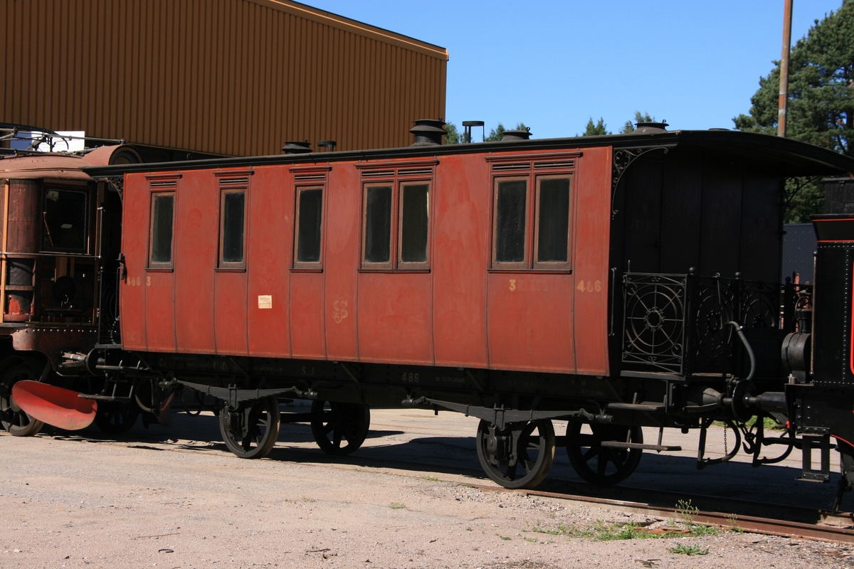 Personvagn SJ BC 486, f.d. SJ C6 486.
I gott avställningsskick som omodern äldre vagn något återställd till utförande som kombinerad före 1923. Rödbrunt ytskikt från ommålning efter att färgsystemet vid SJ gjordes om 1924. Plattformar i båda vagnsändar.

Andraklassdelen upptar 3/5 av vagnen och består av två kupéer för sammanlagt 12 personer, korridor och klosettrum. Korridoren är klädd med panel och ådringsmålad invändigt i ljus ekimitation. Det är skjutdörrar till andraklasskupéerna och en dörr in till tredje klass. Väggarna i andraklasskupéerna är klädda med brunblommig vaxduk och i taket sitter en ljus prickig vaxduk, samt stearinljusbelysning och blå nattskärmar av tunt fint kläde. Sofforna är väggfasta, med svarvade ben och klädda med tigermönstrad mokett (yllesammet med kort lugg), stoppade med tagel och har möbelsnoddar längs med kanter och sömmar.
Ovanför sofforna sitter hatthyllor med vitmålade gjutjärnskonsoler och snörnät. Under sofforna sitter värmeelement eller någon form av tilluftsflöde och över fönstren finns ventiler. Det är olika fönsterremmar i olika kupéer och i korridoren, vävda, av läder och av textil. Samtliga golv i andra klass och tredje klass är av brun linoleum. Golvet är skarvat på flera ställen. I korridoren sitter en svart tavla för anslag. Klosettrummet har en toalett med trälock och en pissoar. Utanför klosettrummet sitter ett karaffställ av trä på väggen för en karaff och två glas.

Tredjeklassdelen består av en dubbelkupé för 18 personer, utan mellanvägg men med öppning för passerande. Tredjeklassdelen har till skillnad från andra klass endast ett fönster mellan varje soffpar. Sofforna är utförda som spjälsoffor på järnstomme. Även resgodshyllorna är av träspjälor ådringsmålad i ljus ek liksom tak och väggar. Gjutjärnskonsolerna till hatthyllorna är rödmålade. Golvet är detsamma som i övriga vagnen.  

Vita mönstervävda gardiner med SJ:s emblem.