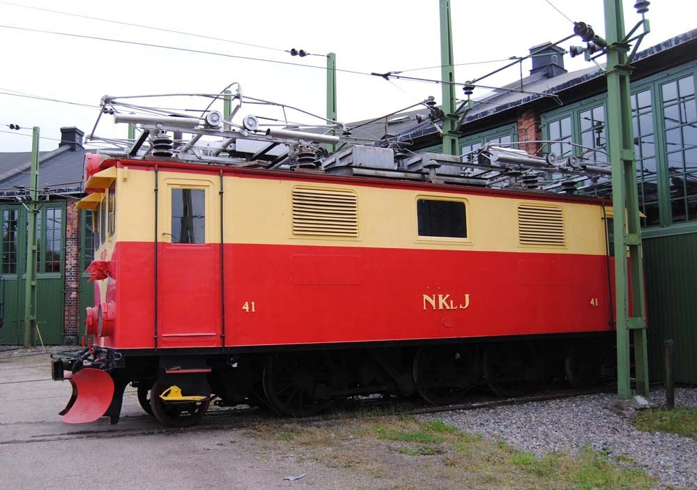 Ellok NKLJ nr 41.
Loket är röd- och gulmålat.
Spårvidd: 891 mm.
Största tillåtna hastighet 60 km/h.
Tillverkarnummer: AEG 2143. 

Längd: 9,4 m utan buffertar.