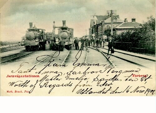 Brevkort, "Jernvägsstationen. Varberg." Stationsområdet från omkring 1900; kortet är daterat 1901. Spårområdet med resande som stiger på två tåg.