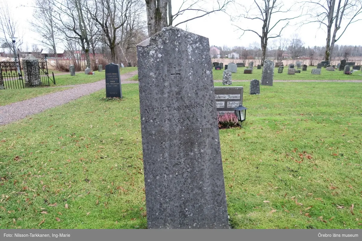 Ervalla kyrkogård Inventering av kulturhistoriskt värdefulla gravvårdar 2015, Kvarter 8.