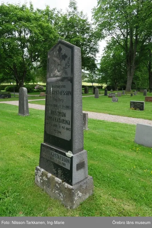 Ervalla kyrkogård Inventering av kulturhistoriskt värdefulla gravvårdar 2015, Kvarter 10.