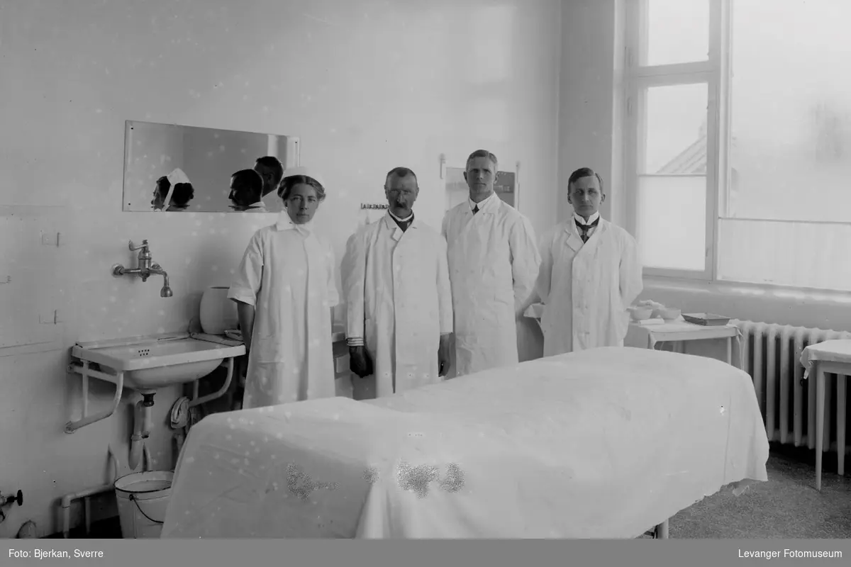 Fra sykehuset, leger på operasjonssure i det 1916-bygget på Levanger sykehus.