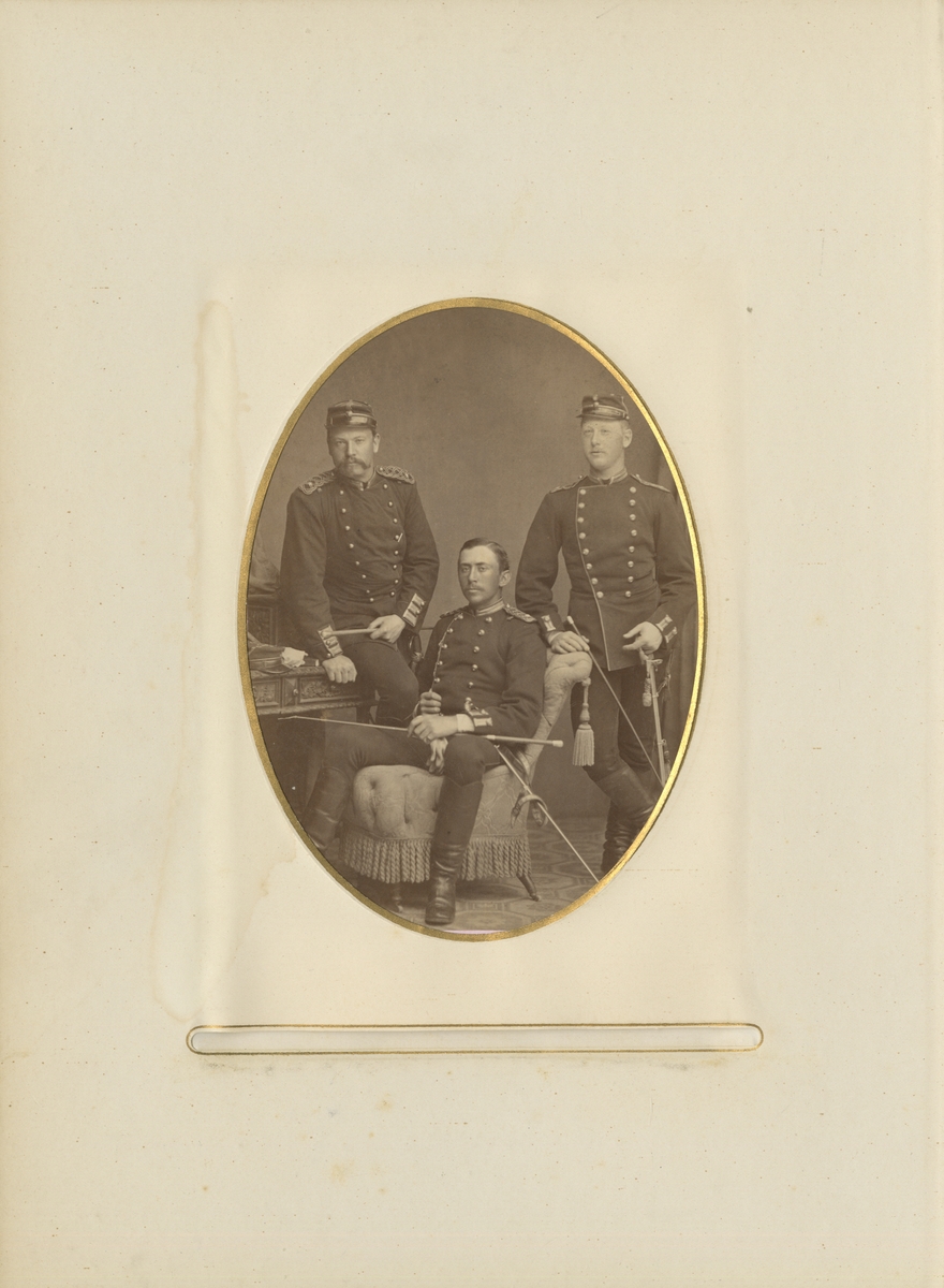 Grupporträtt av tre officerare, i mitten Gunnar Hyltén-Cavallius vid Kronobergs regemente I 11.