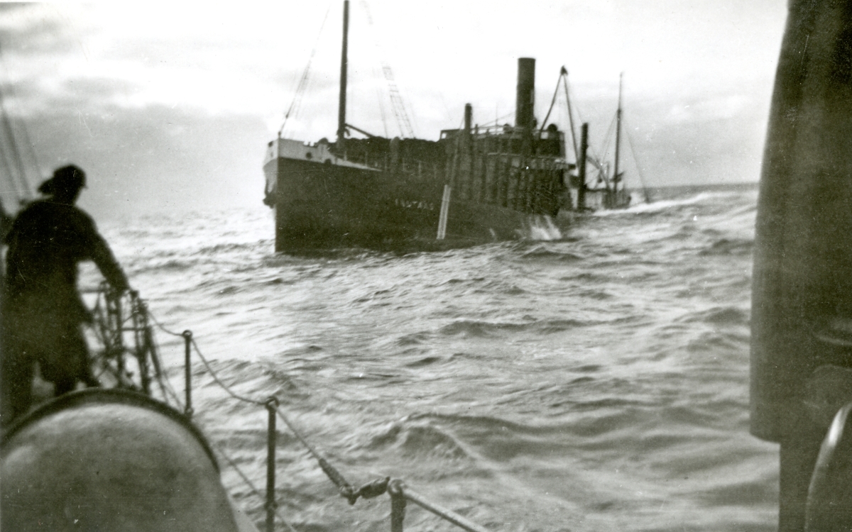 Synkende skip med trelast. Fra torpederingen av D/S 'Takstaas' i september 1939, fotografert fra torpedobåt KNM 'Storm'