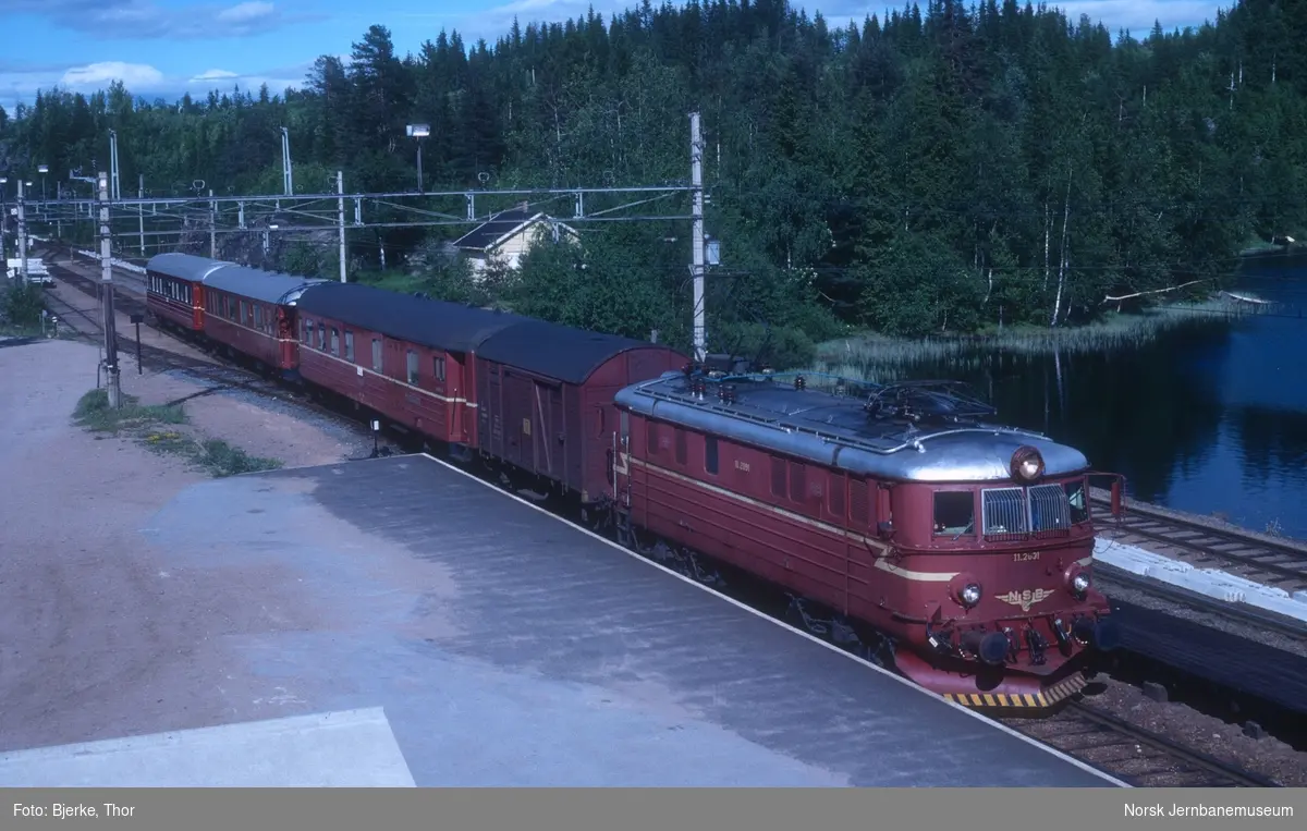 Persontog 208 Gjøvik-Oslo på Movatn stasjon, trukket av elektrisk lokomotiv El 11 2091