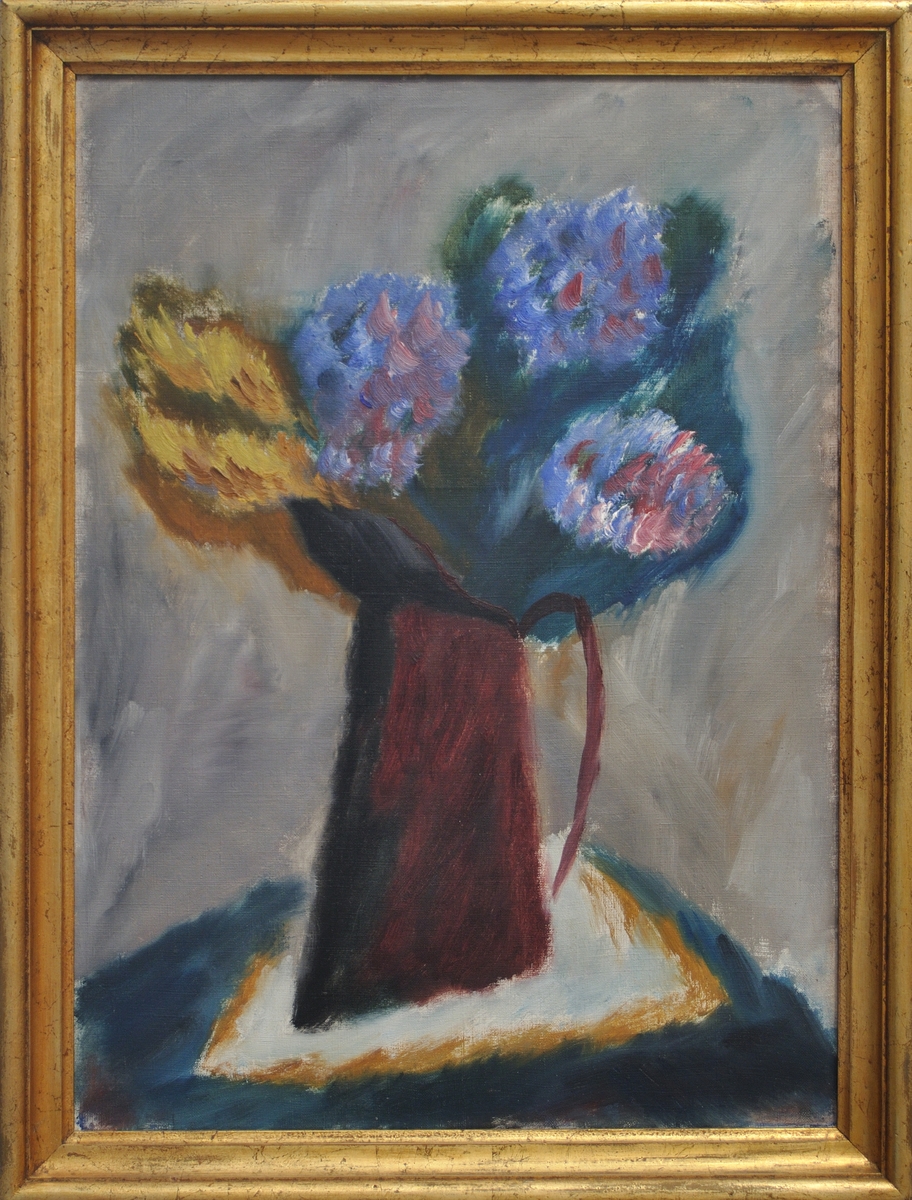 Oljemålning, "Blommor" av Birger Lindberg.
Bronserad originalram.
Röd vas med handtagsgrepe med blå och gula blommor i. Står på duk med gul kant.