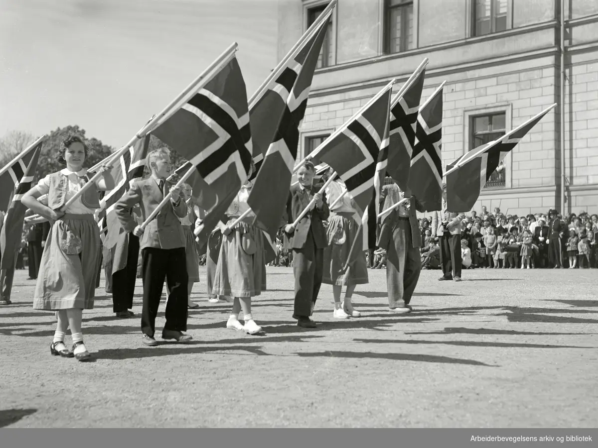 17. mai 1950. Barnetoget. Flaggborg. Slottsplassen.