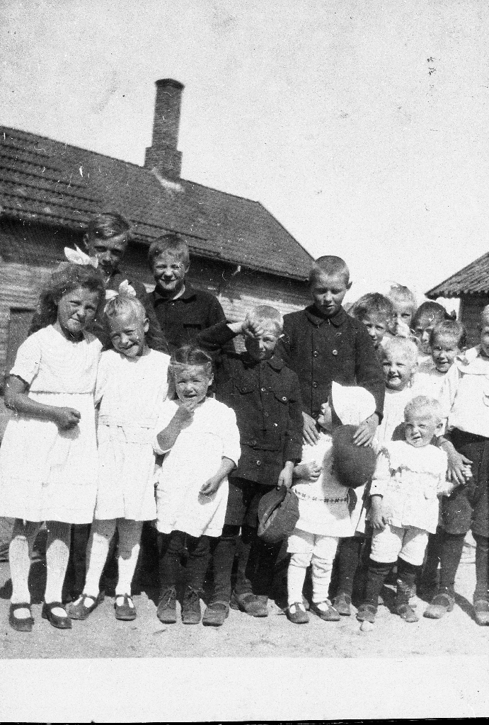 Barn på Undheim i søndagsklær i 1919. Huset i bakgrunnen er bakeriet på "Forbruken".
