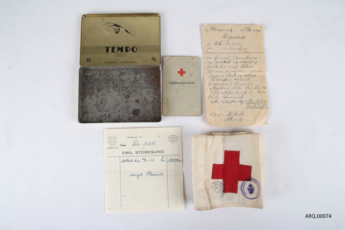 Metallboks brukt til oppbevaring av legitimasjonskort, kvittering og Røde Kors bånd.