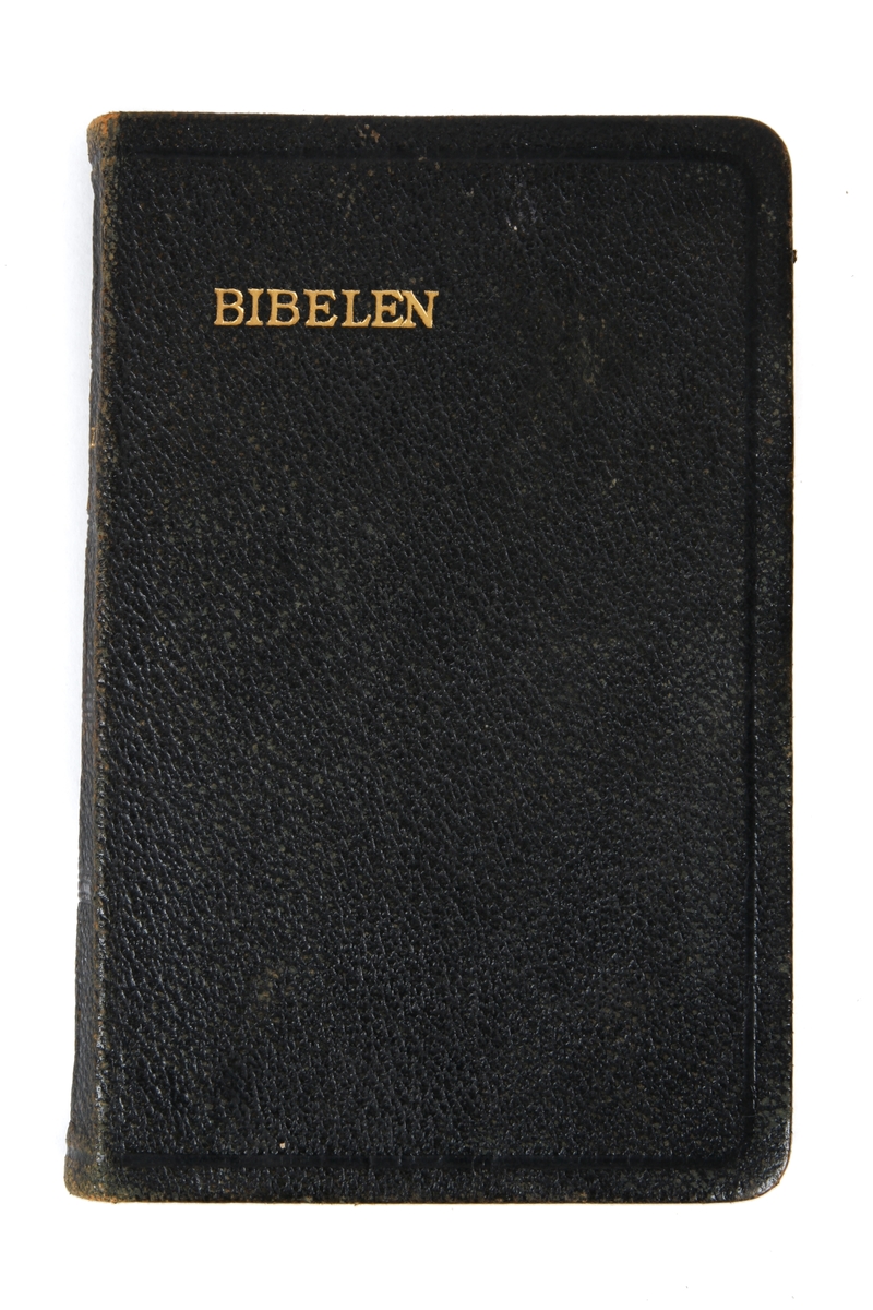 Bibel som Knut Nærum fikk av moren før han ble satt i konsentrasjonsleir i Tyskland. Bibelen hadde tilhørt faren.