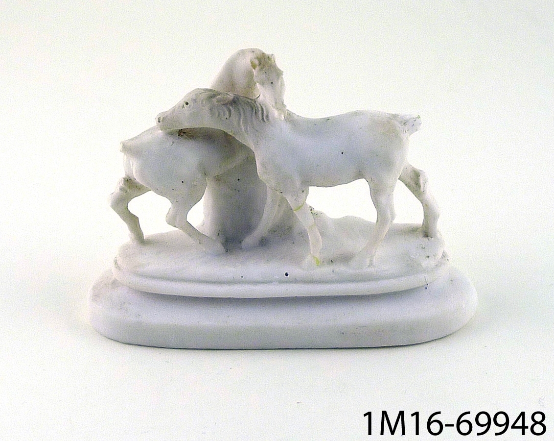 Prydnadsföremål av alabaster, två hästar som står med huvudena vända mot varandra.