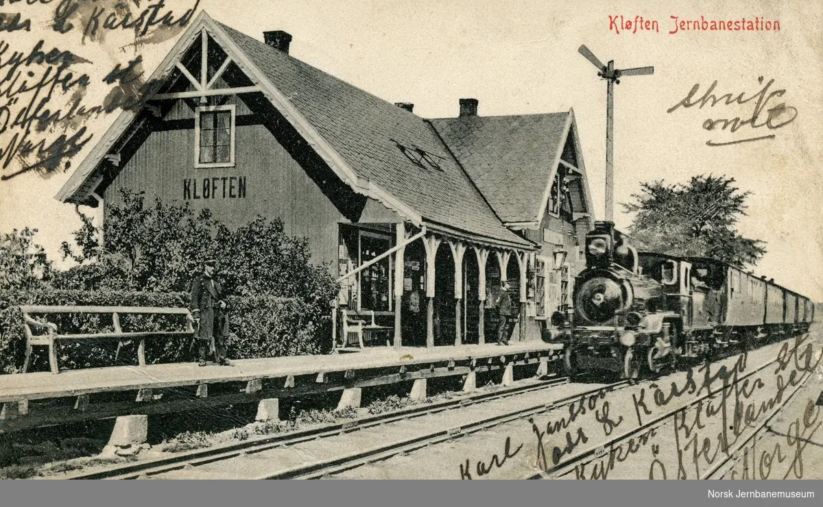 Damplokomotiv med persontog på Kløfta (Kløften) stasjon på Hovedbanen.