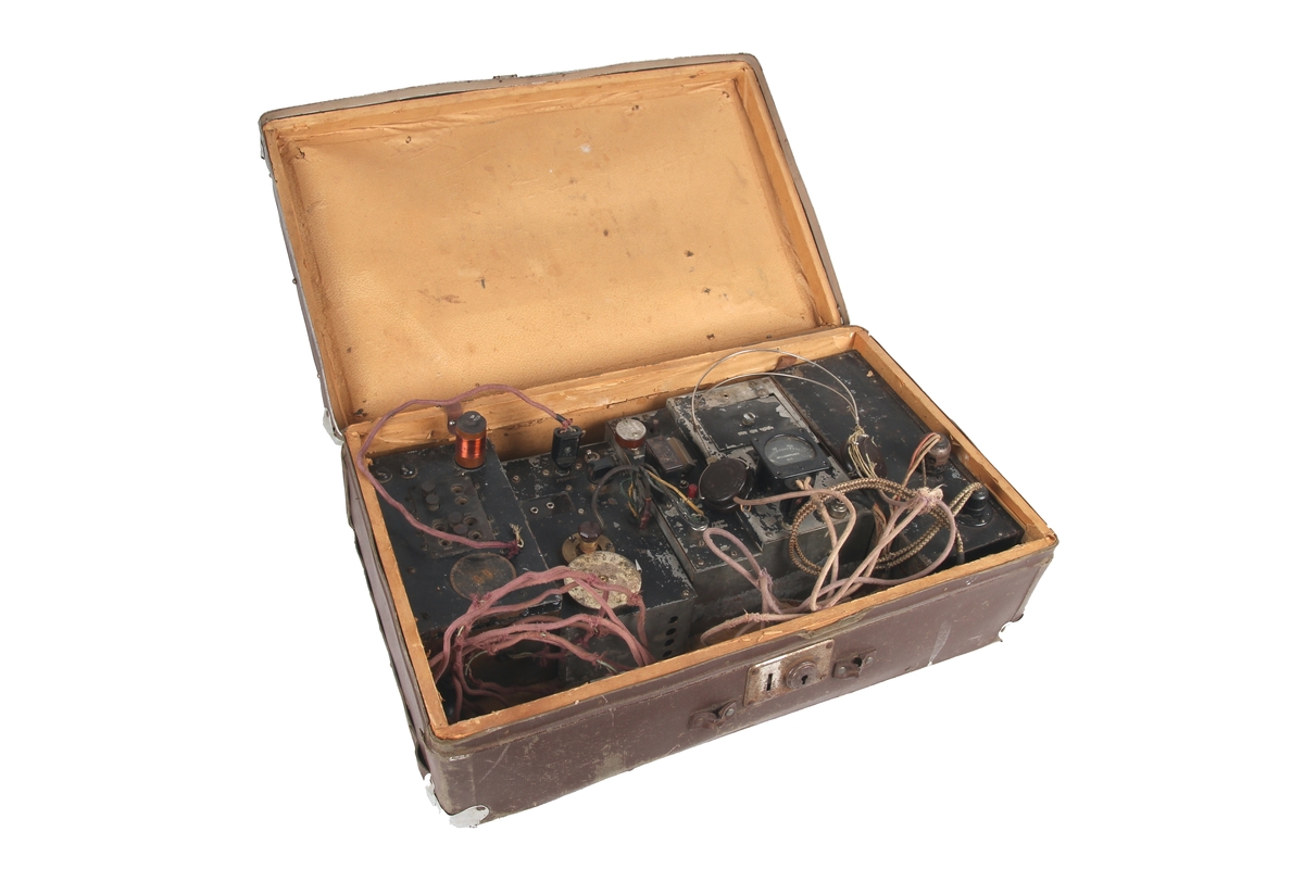 Radiosettet består av 4 individuelle enheter som er koblet sammen med ulike kabler med endestykker (Sender, Mottaker og to stk "Power Supply"). Tilhører serien av SOE agent-sett som ble laget i England under andre verdenskrig.