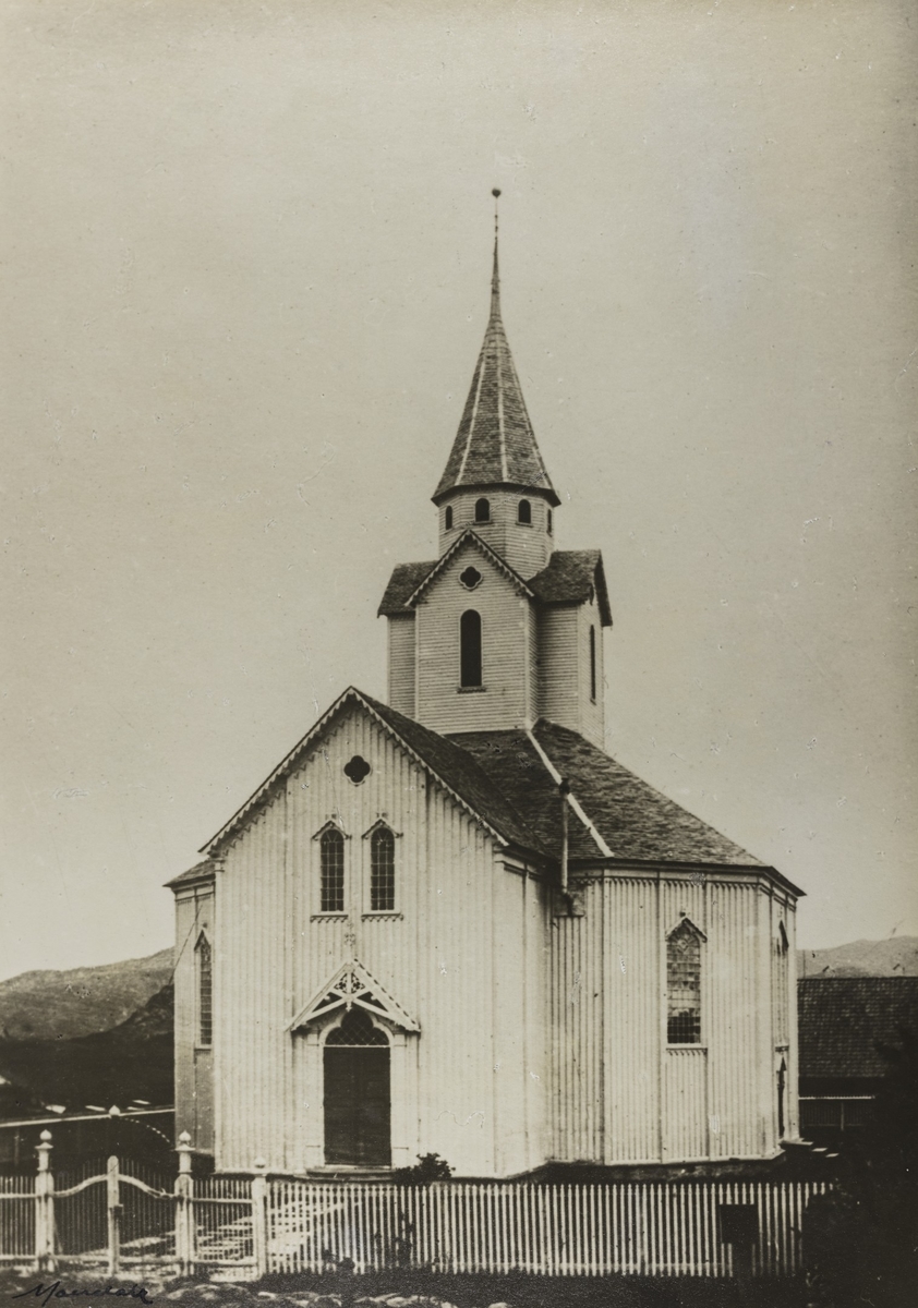 Skåre Kirke sett fra vest, ca. 1890.
