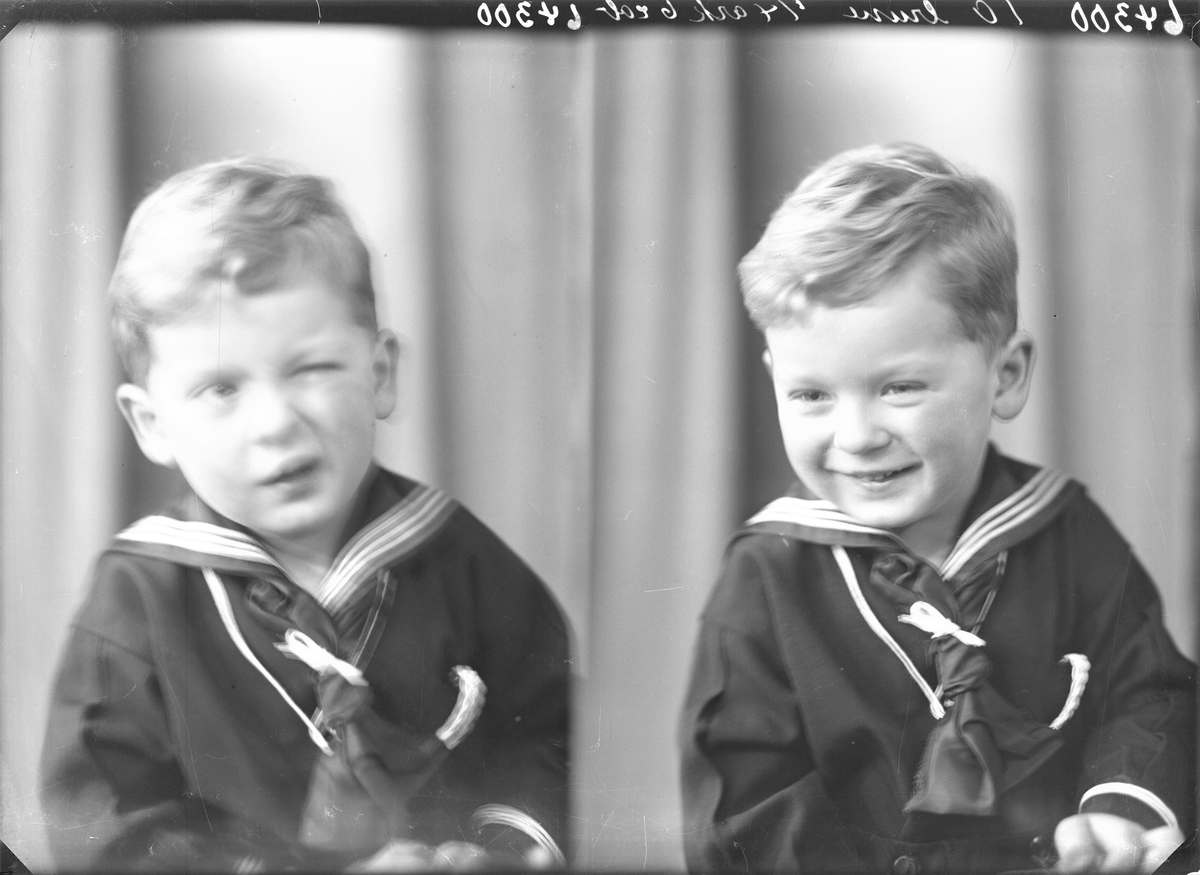 Portrett. Liten lyshåret gutt i mørk marineuniform sittende på en hvit gyngehest. Bestillt av Fru Lorens Nilsen, Haselt 18