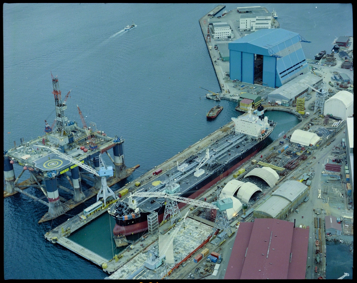 Haugesund Mekaniske Verksted med et av Phillips Petroleums' tankskip i tørrdokk og riggen "Ocean Liberator" utenfor.
