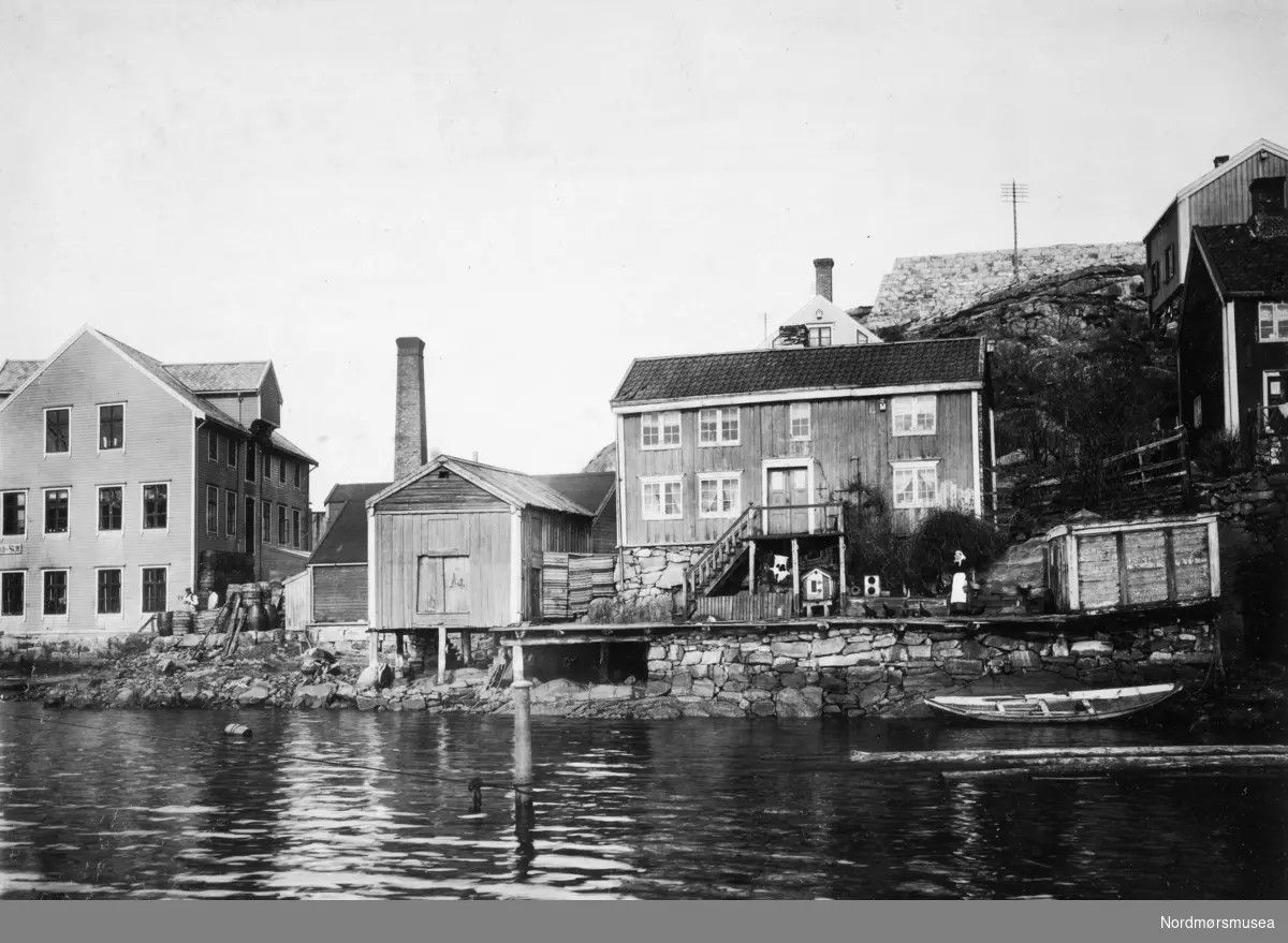 Foto trolig fra Goma fabrikker på Gomalandet i Kristiansund. Fra Nordmøre museums fotosamlinger.