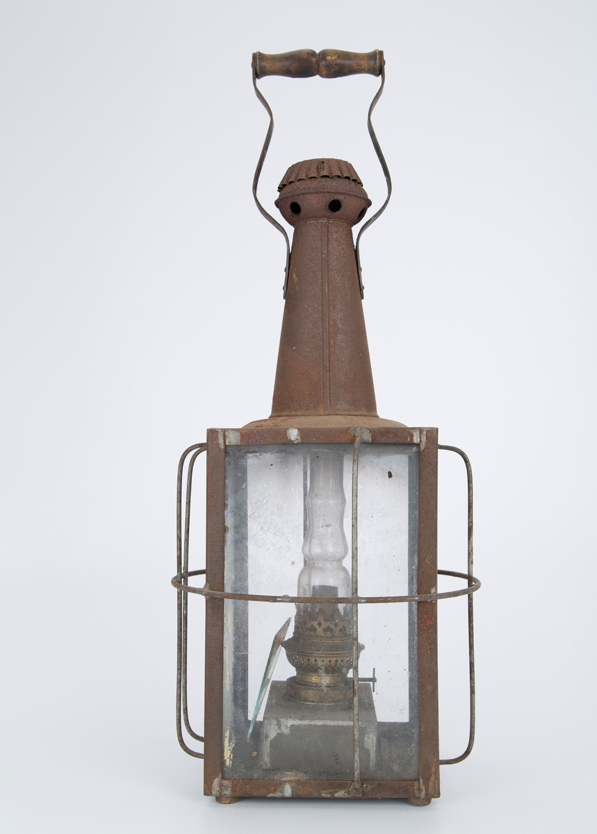Metall lanterne med 4 glasspaneler.