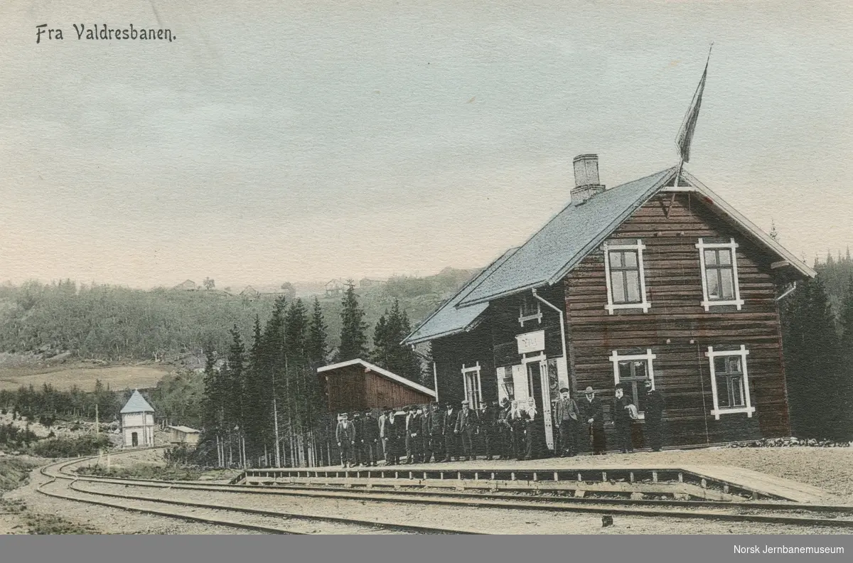 Etna stasjon på Valdresbanen. Stasjonsbetjening og bygdefolk på plattformen. Bildet kan være tatt i forbindelse med åpningen av strekningen Dokka-Fagernes 29.09.1906.