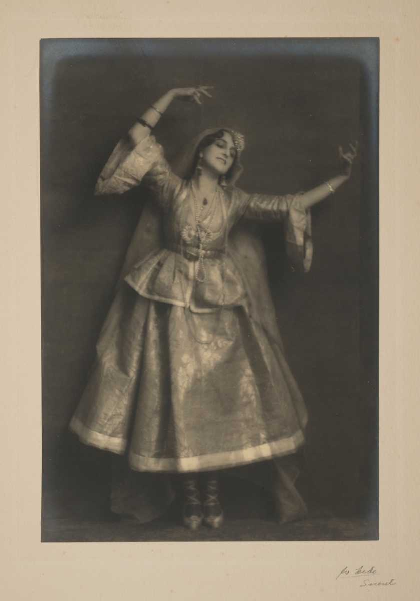 Kunstnerisk portrett av den berømte russiske ballettdanseren Vera Fokina.
Fra 'Den kaukasiske dans'.