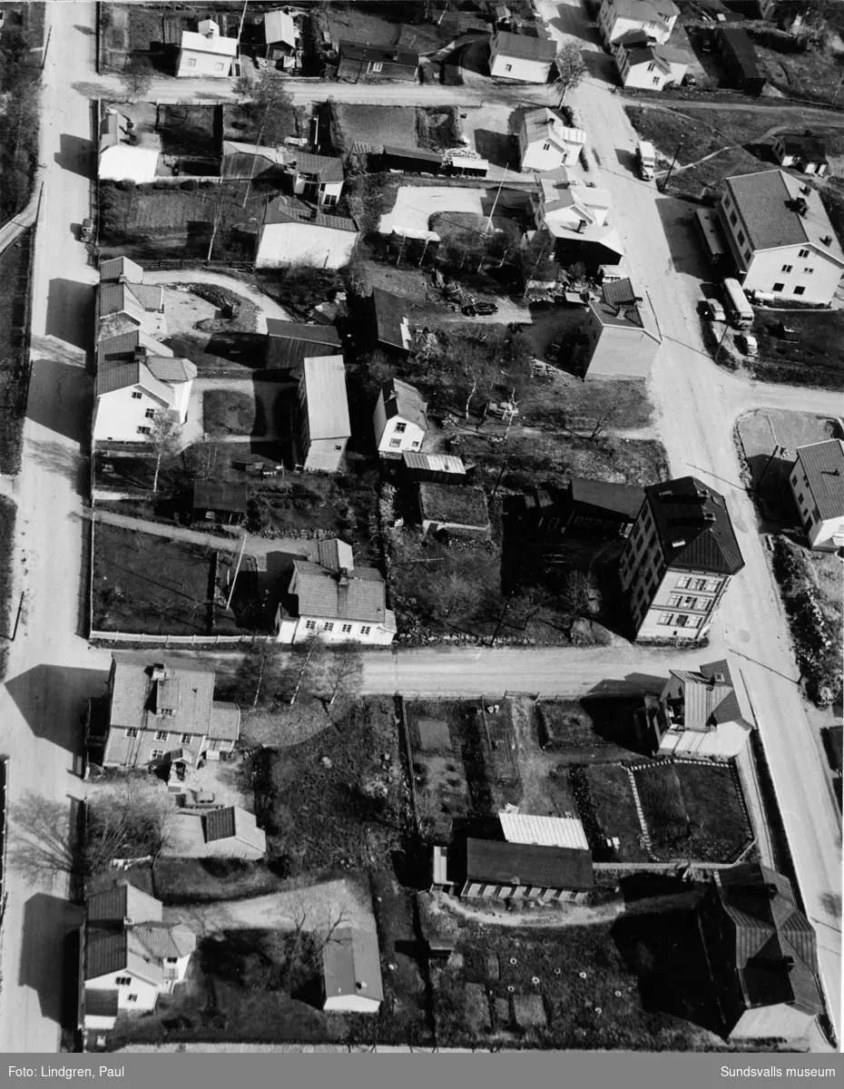 Flygbild över del av Södermalm. Bleckslagaregatan- Snickaregatan- Bergsgränd. Till höger ses ett av Södermalms få stenhus, Nymanska huset på Bleckslagaregatan 30. Bilden är beskuren (hela negativet ses på bild 2).