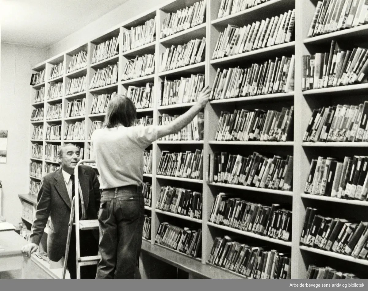 Kretsfengselet, Botsfengselet. Justiskomiteens formann, Jo Benkow (H), diskuterer litteratur med vakthavende på biblioteket. November 1978