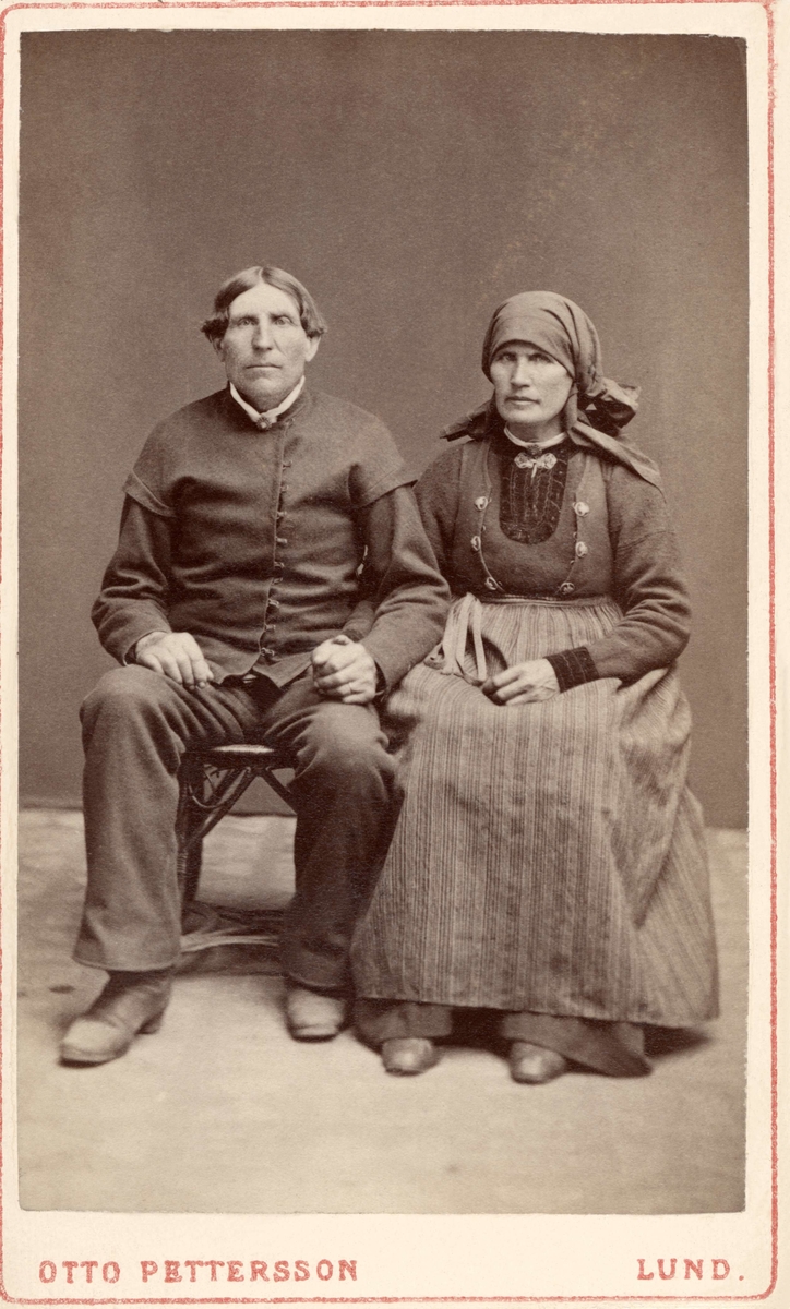 Ett par poserar för fotografen klädd i tidstypiska kläder