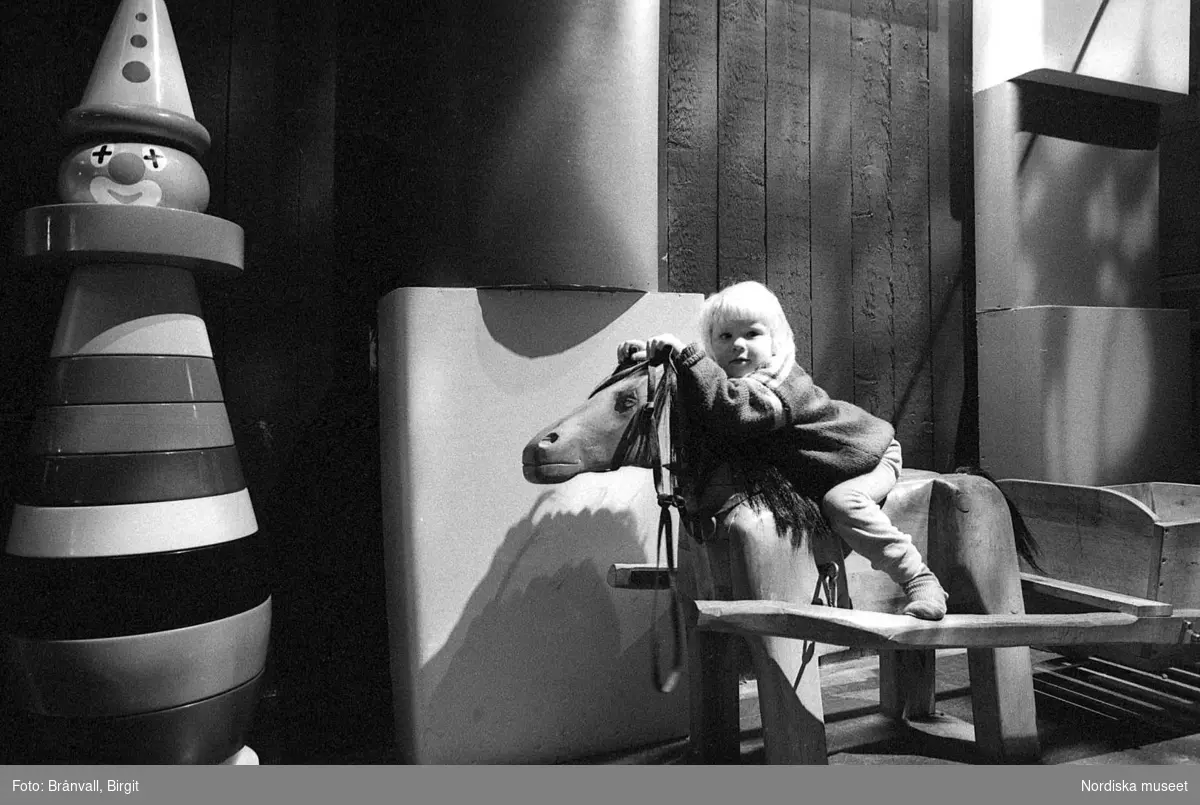 Dokumentation av Nordiska museets utställning Barnets Århundrade 26/1 1992 – 1/11 1992. Besökare i utställningen,