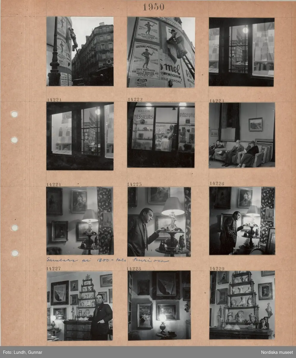 Motiv: (ingen anteckning) (Ester och Gunnar Lundhs resa till Rivieran) ;
Gatuvy med en man som står på en stege och klistrar upp affischer, exteriör med skyltfönstret av en bokhandel, en frisersalong med text "Salon pour messieurs", interiör med två kvinnor och en man som sitter i fåtöljer omgivna av tavlor, tavlor som hänger på en vägg "Samlare av 1800-tals kuriosa", en man står vid ett bord med prydnadsföremål.