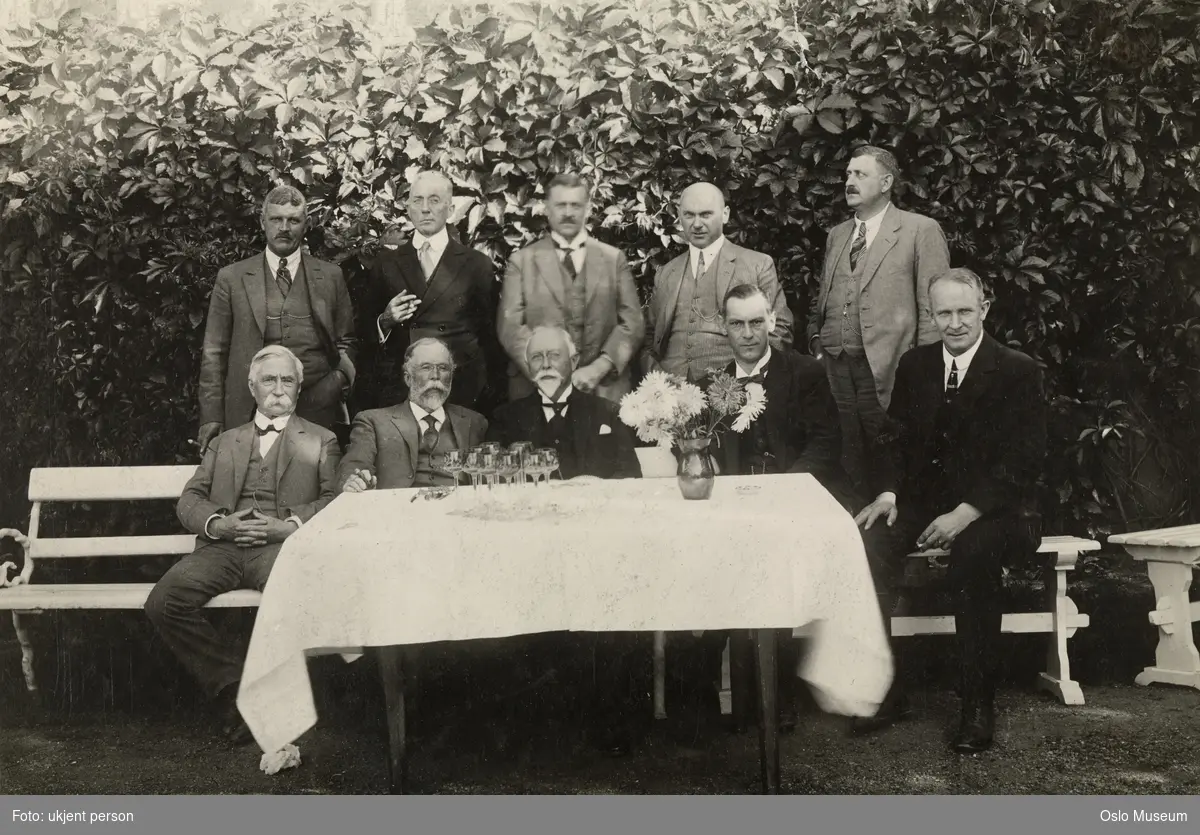 Oslo bygningskommisjon, gruppe, menn, befaring hos direktør Diesen på Kværner Brug, bord, glass