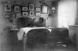Interiør fra soverommet på Tomta, Hvidsten, ca. 1895. Fødest