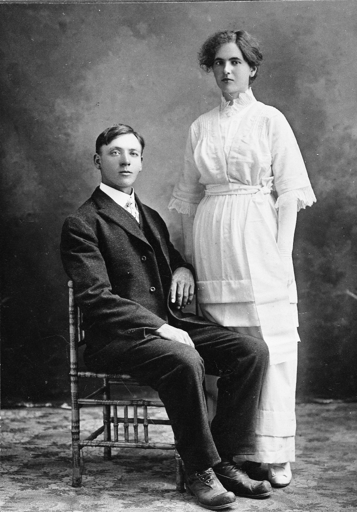 Brudeparet Endre Bergsagel g. m. Gurina P. dtr. Undheim (1887 - ). Biletet er teke i Amerika ca 1915