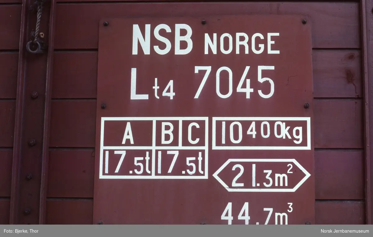 Nummerskilt på flisvogn litra Lt4 nr. 7045 på Mjøndalen stasjon