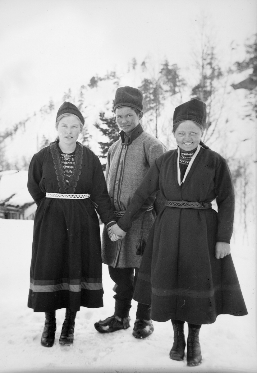 Anna Jonsdt. Kjeldsberg, Ola Renander og Kristine Jonsdt. Kjeldsberg.
