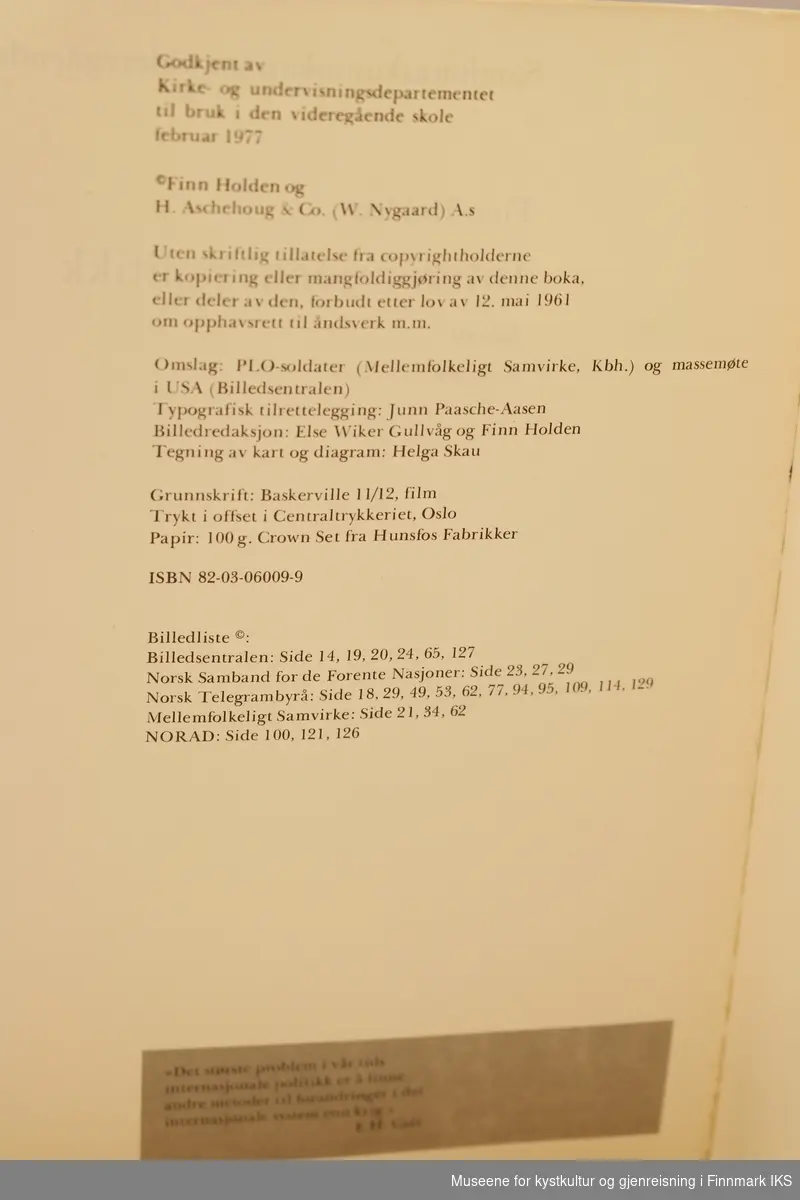 Undervisningsbok for videregående trinn i samfunnsfag. Utgitt i 1977