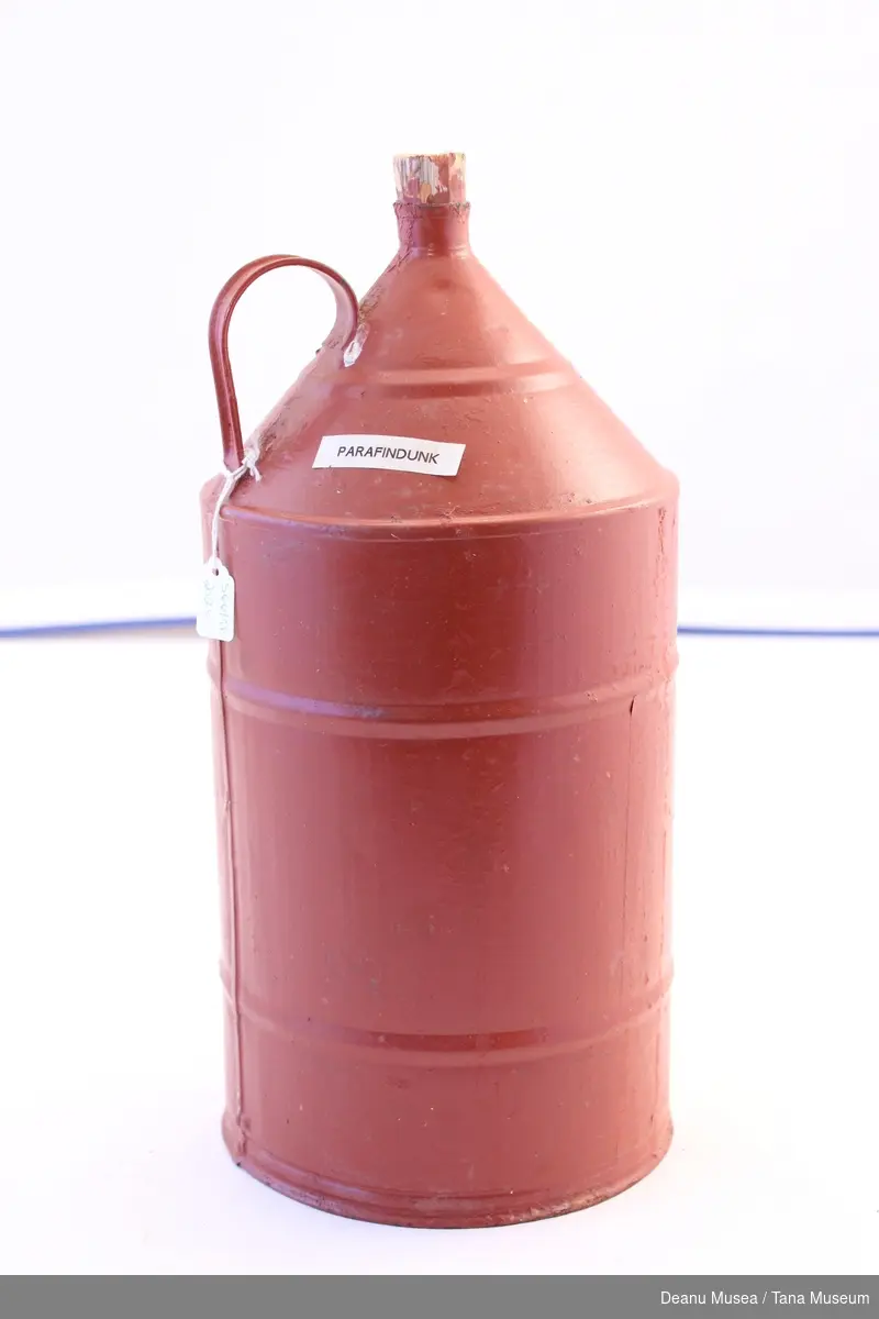 En rød metallkanne med tre kork for parafin/ bensin.