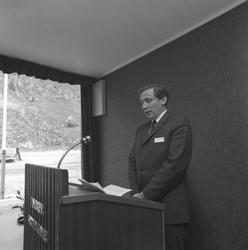 Mann på talerstol under innvielsen av Andøy rakettskytefelt.