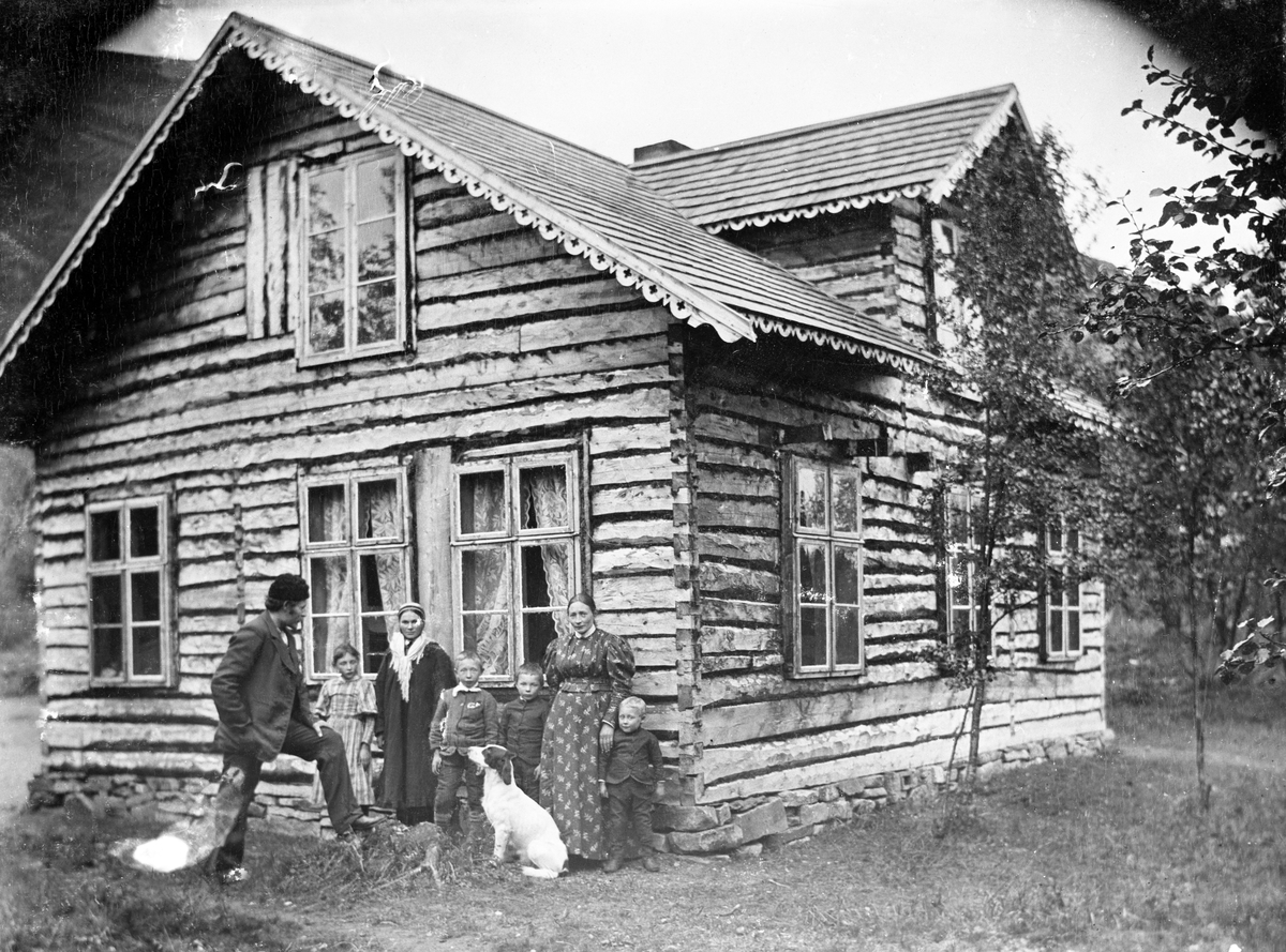 Kvensk familie foran huset deres i Indre Billefjord.