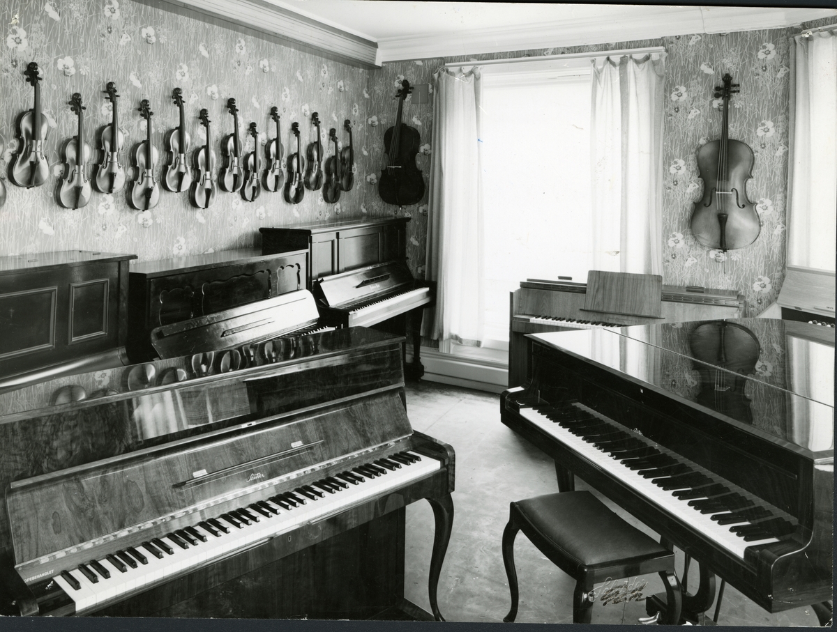 Fra pianoavdelingen hos Olaf T. Ranum's musikkhandel.