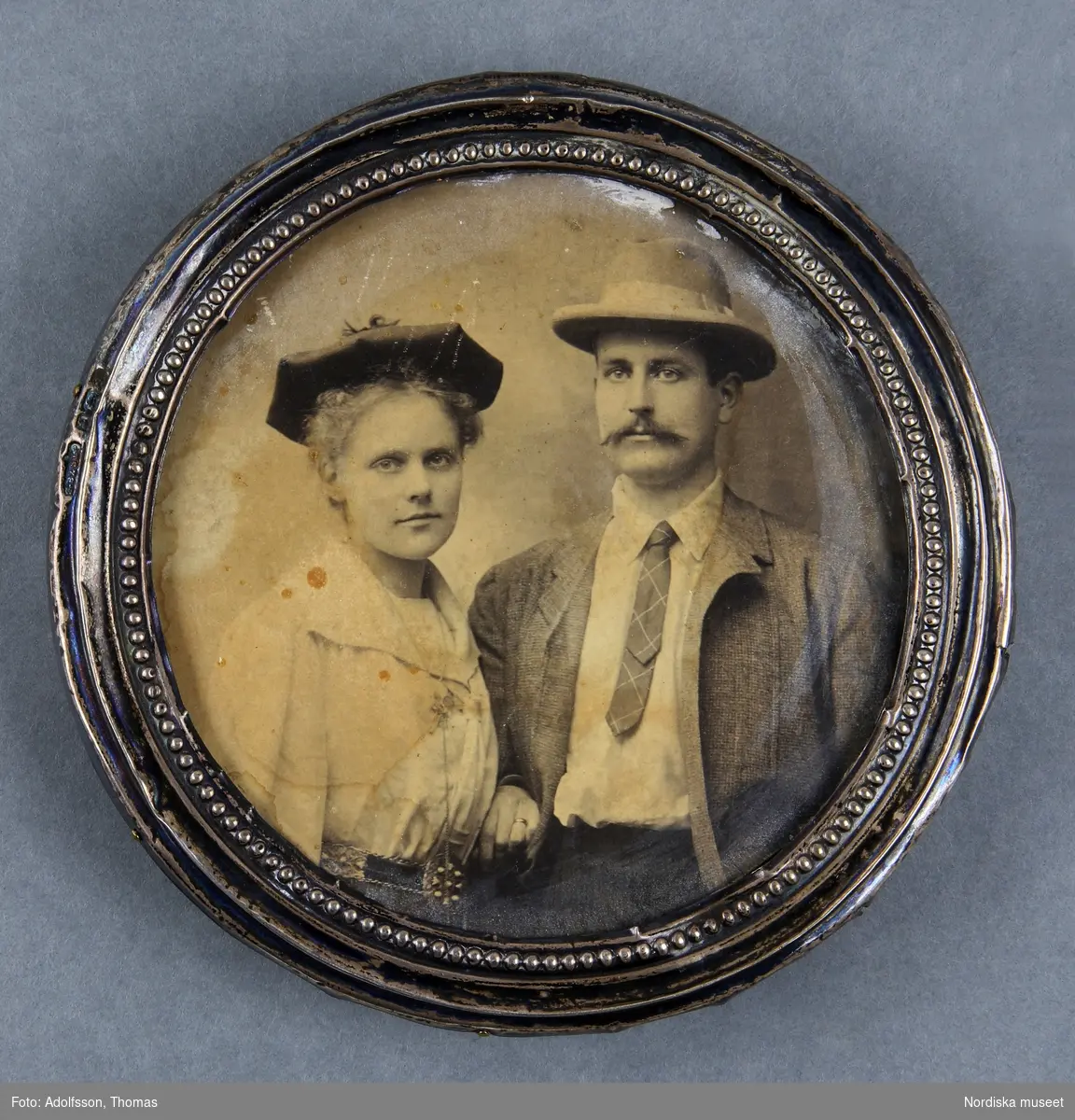 Dubbelporträtt, midjestycke, ungt par, kvinnan och man, sekelskiftet 1900.