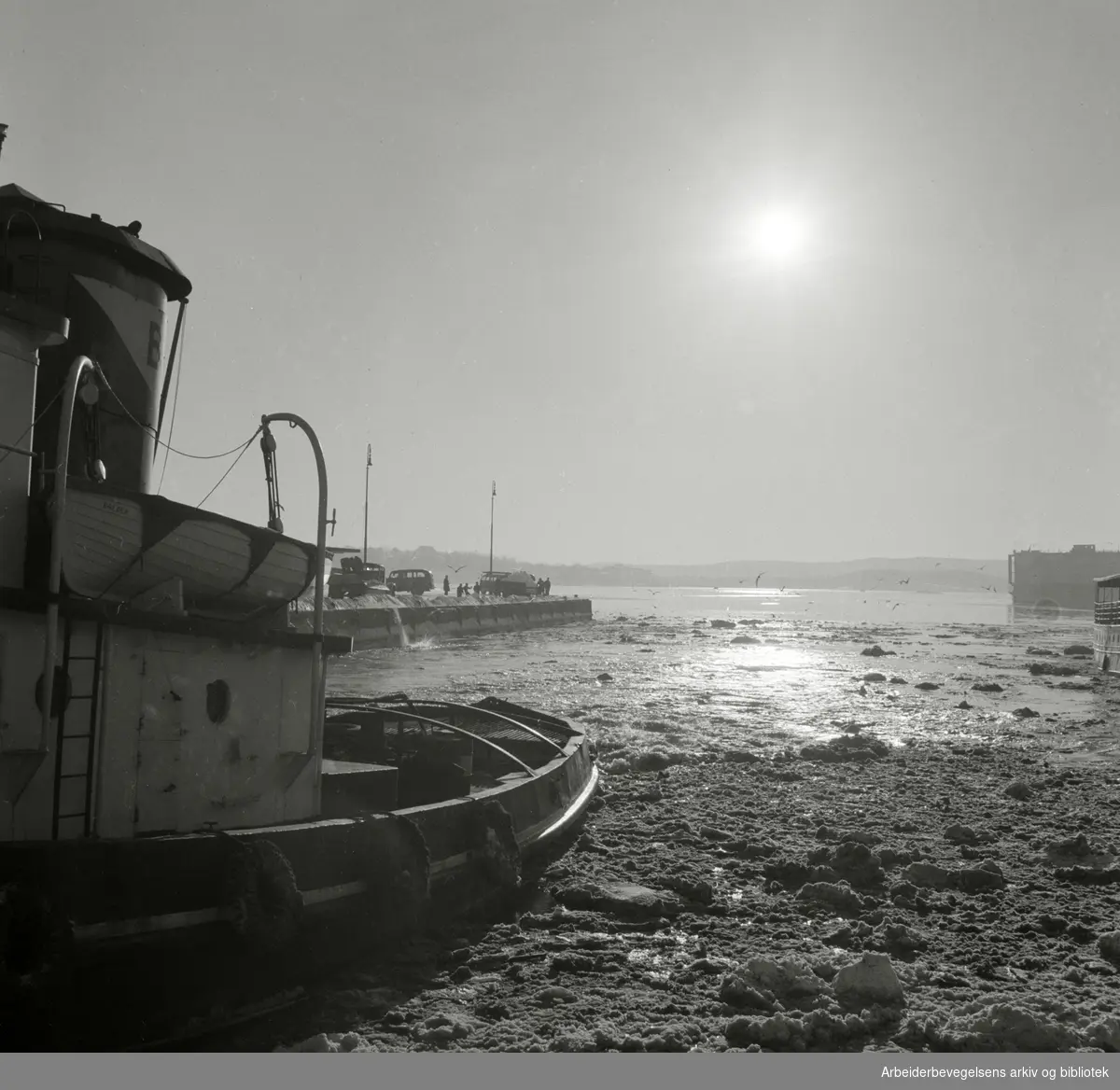 Vinter i Oslo. Isbryter i Oslo havn. Mars 1954.