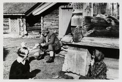 James Coward, Tone og Ina Blom sitter på hyttetunet på Sunde