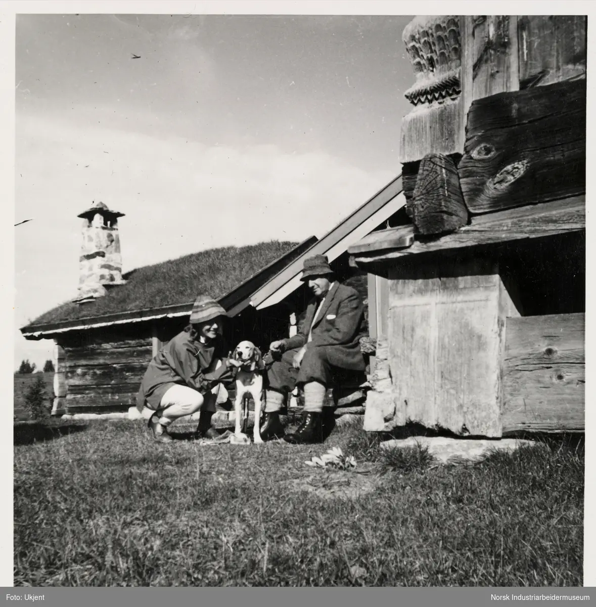 James Coward, kvinne og hund sitter på hyttetunet på Sundet, Møsstrond
