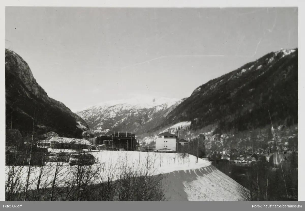 Utsikt mot Rjukan by og industribygninger