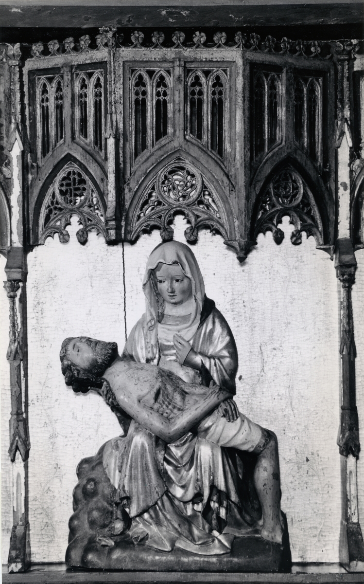 Munktorp sn, kyrkan.
Detalj av altarskåp från c:a 1400, med den döende Jesus i Marias knä.