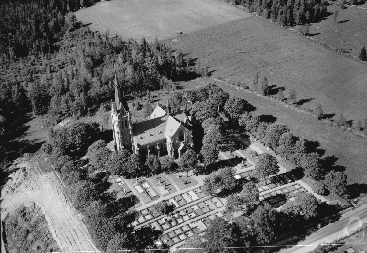 Flygfoto över Vallsjö kyrka i Sävsjö kommun, Jönköpings län. Nr: 446/1957