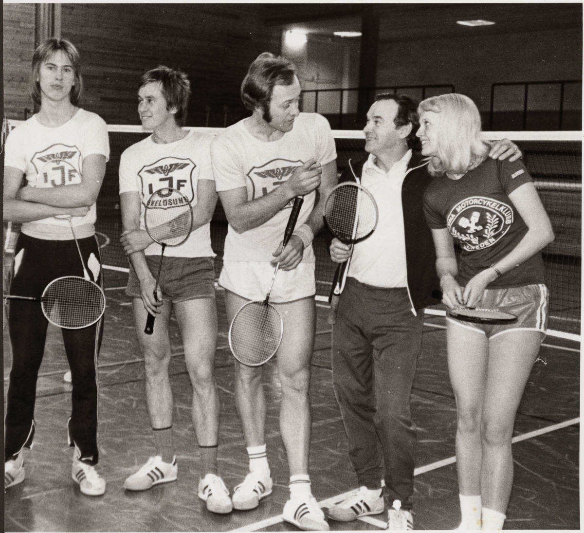 Badmintonspelare vid Järnvägens Idrottsförening, från vänster: Stefan Holm, Oxelösund, Kaj Persson, Oxelösund, Ulf Nilsson, Oxelösund, Lars Lindkvist, Eskilstuna och Britt-Inger "Tjorvan" Gustafsson, Eskilstuna.